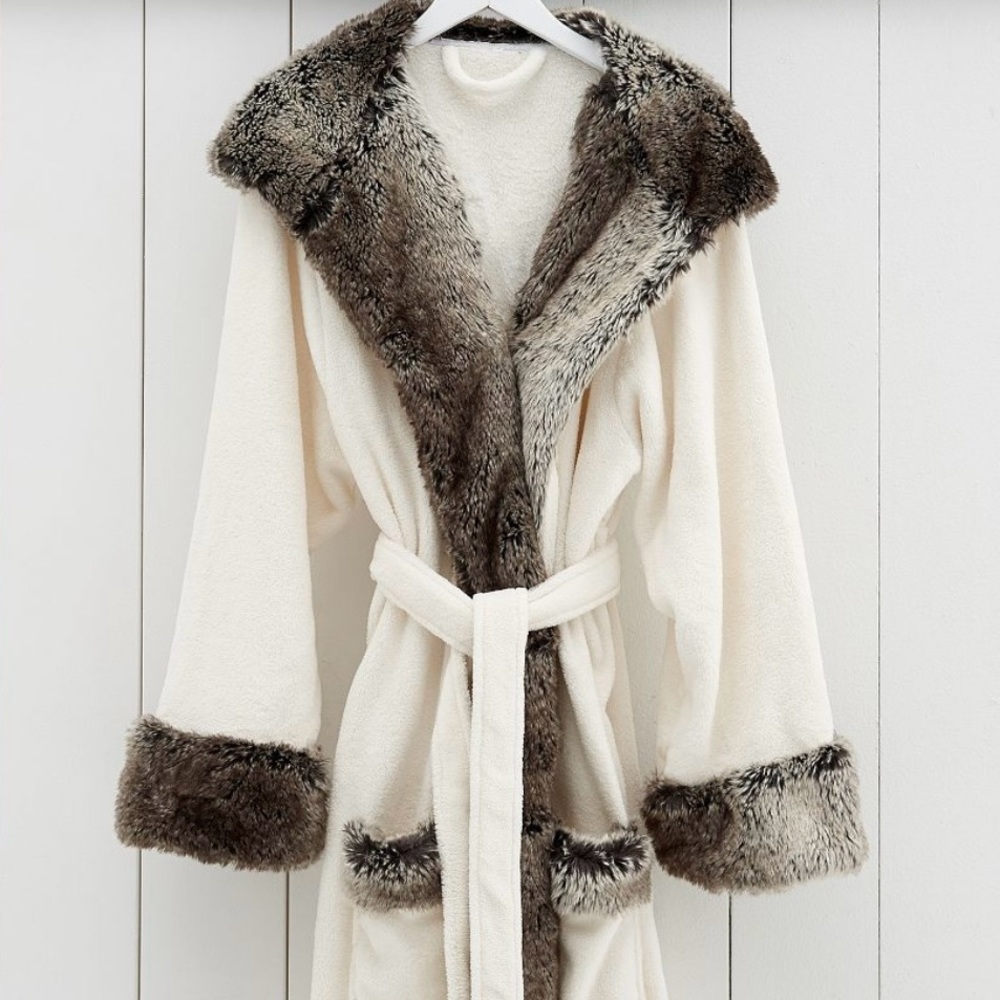 New with tag Pottery Barn robe!